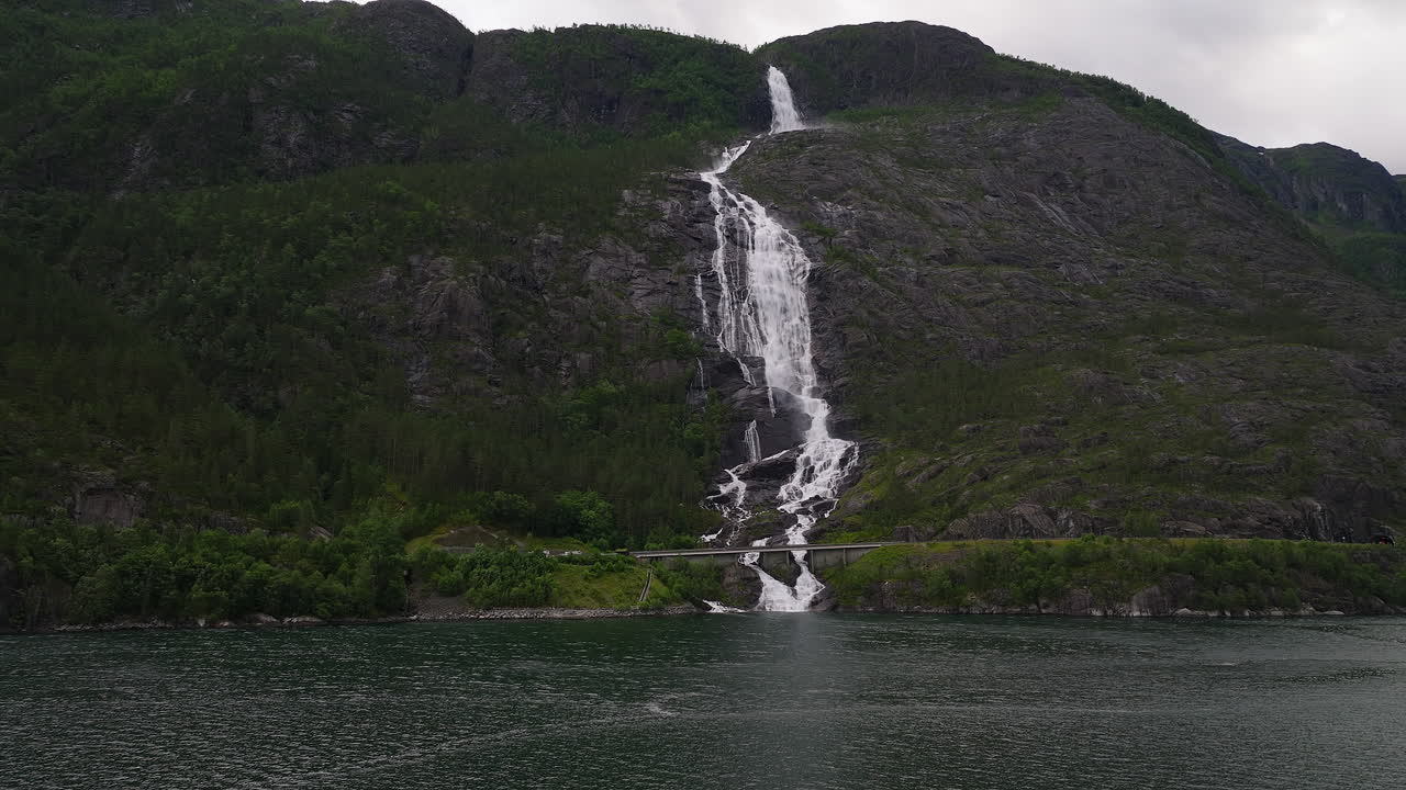 la cascada de langfoss cae por la ladera de la montaña con gran fuerza.