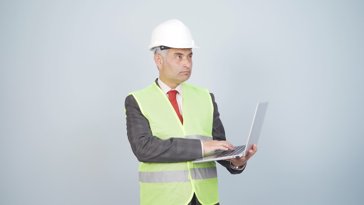 ingeniero trabajando en un proyecto en una computadora portátil.