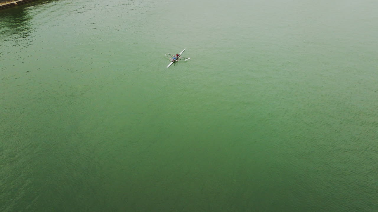 canoa kayak dos personas con asiento remando en el río agua verde entrenamiento para la competencia