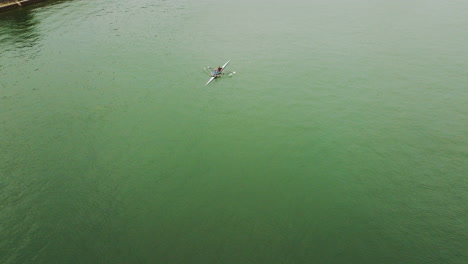 Canoa-Kayak-Gente-De-Dos-Asientos-Remando-En-El-Río-Agua-Verde-Entrenamiento-Para-La-Competencia