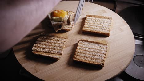 Colocando-Huevos-Fritos-Con-Champiñones-Y-Aguacate-Encima-De-Rebanadas-De-Pan-Tostado