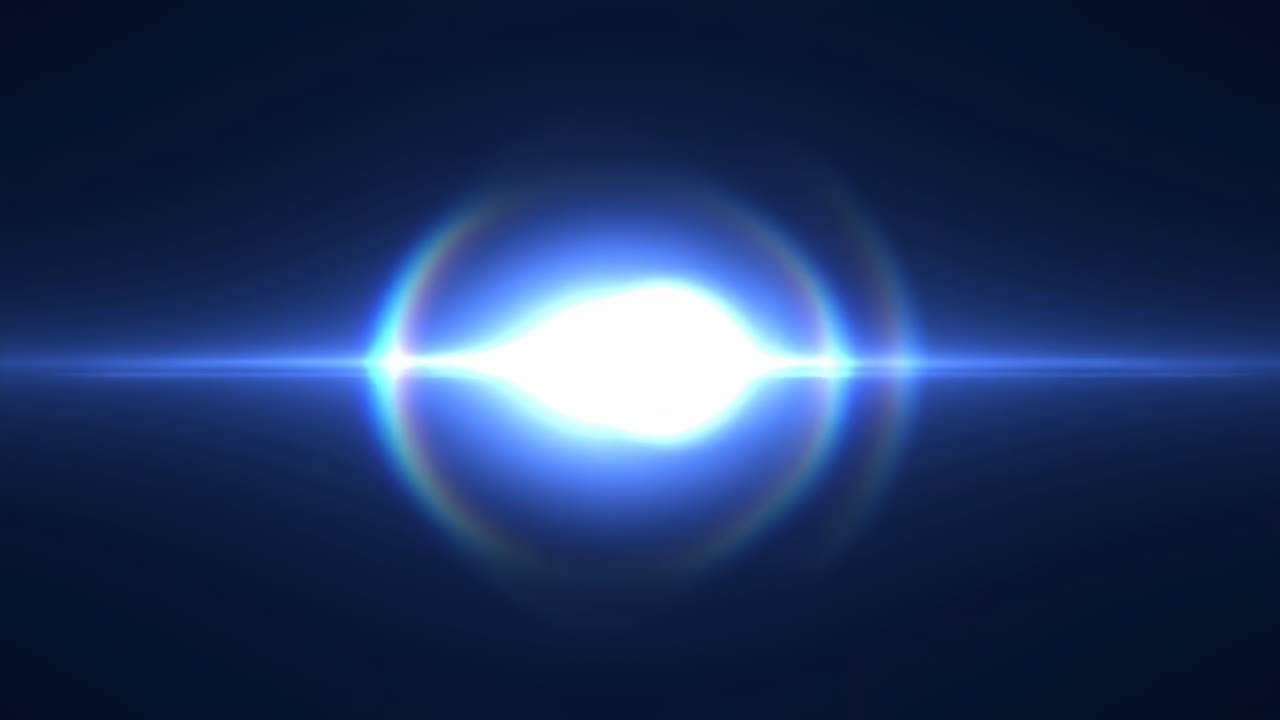 Bagliore dell'obiettivo blu brillante attraverso l'inquadratura, intensa striscia di luce orizzontale, aloni e sfere bokeh che scivolano sull'oscurità.