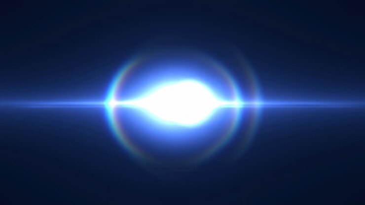 Bagliore dell'obiettivo blu brillante attraverso l'inquadratura, intensa striscia di luce orizzontale, aloni e sfere bokeh che scivolano sull'oscurità.
