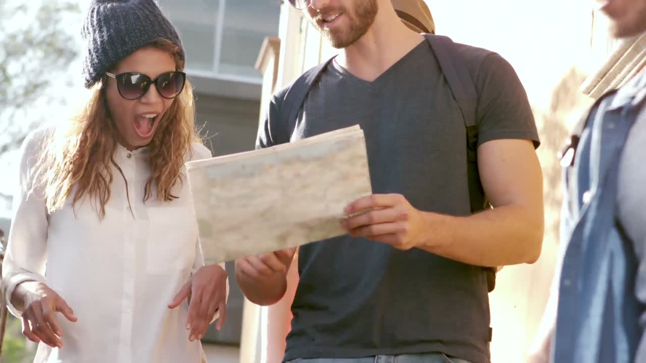 amigos de la cadera sonrientes chequeando el mapa