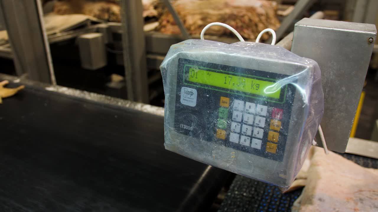 весовая машина внутри завода