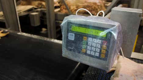 máquina de pesas dentro de una fábrica