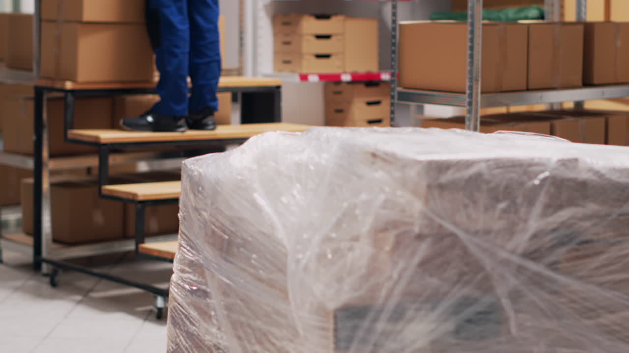 창고 직원 들 이 패키지 를 점검 하고 있다