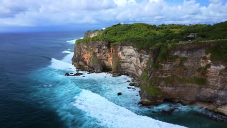 Waves-Crashing-On-The-Karang-Boma-Cliff---Uluwatu-Cliff-In-Bali,-Indonesia