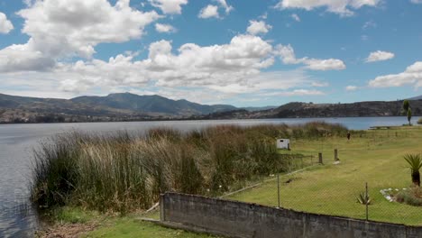 Dron-low-fly-to-the-shore-of-the-Lake-San-Pablo