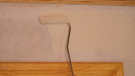 una pared con un rodillo de pintura