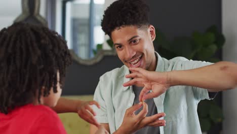 Hombre-Birracial-Feliz-Y-Su-Hijo-Usando-Lenguaje-De-Señas