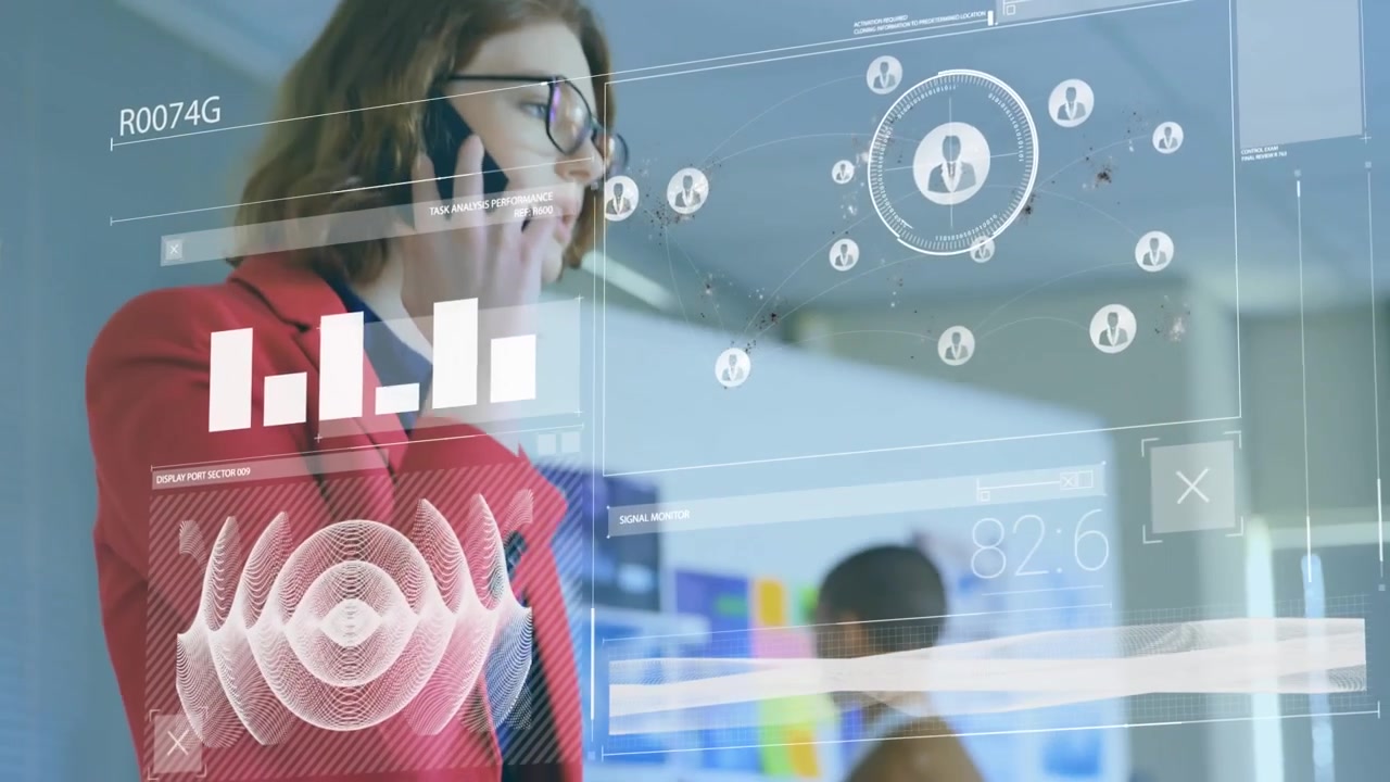 Animazione di elaborazione dati su donna d'affari caucasica che parla allo smartphone in ufficio
