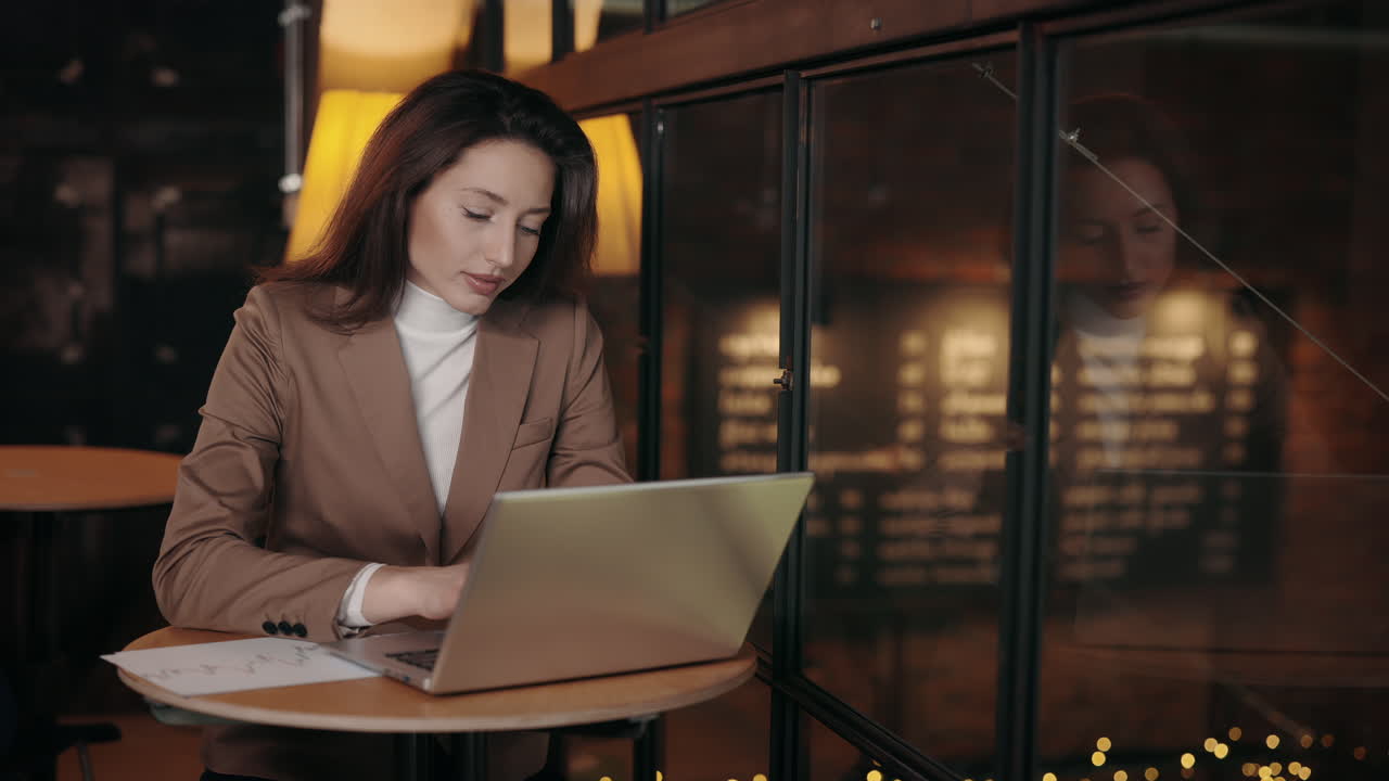 카페에서 노트북으로 일하는 사업가