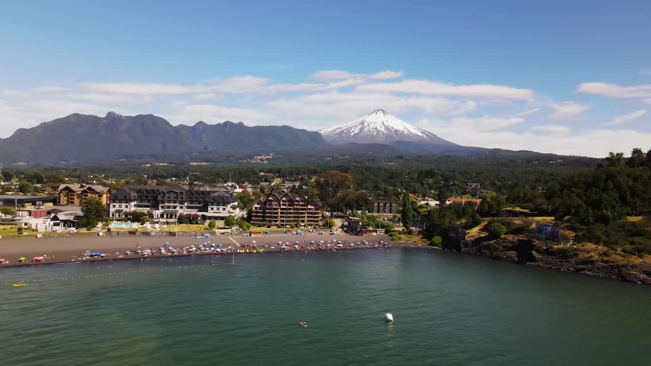 푸콘과 비야리카 화산의 공중 촬영
