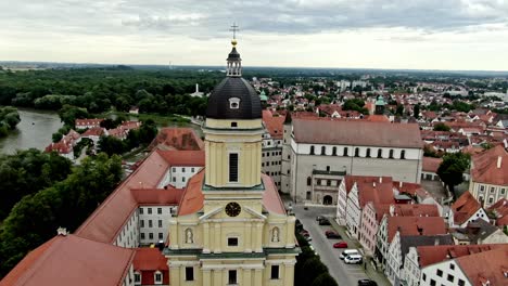 drohnen-aufnahme einer christlichen kirche in neuburg, bayern