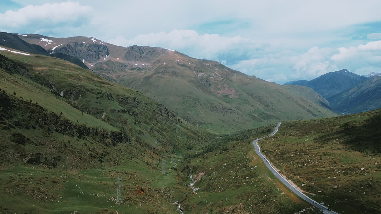 coches que viajan por carreteras escénicas junto a la frontera europea de andorra y francia