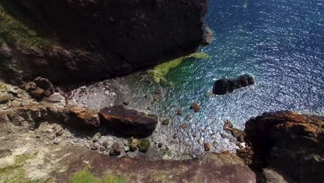 Acantilados-En-El-Mar-En-El-Paisaje-De-Irlanda-Del-Sur,-Reino-Unido