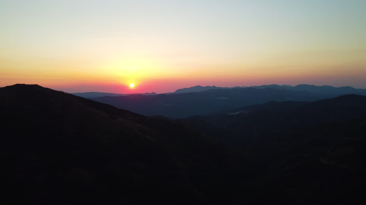los atardeceres lejanos la última luz en las montañas cerca de estepona, españa