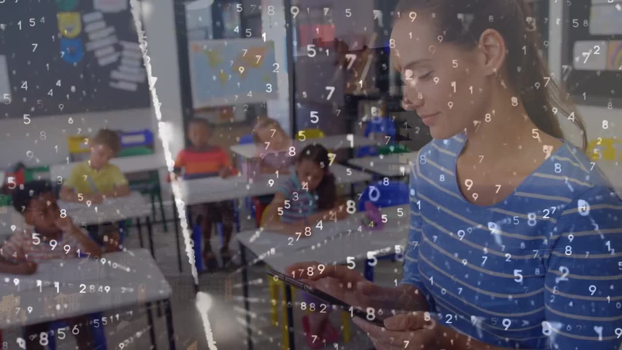 animación de codificación binaria contra una maestra caucásica que usa una tableta digital en la escuela