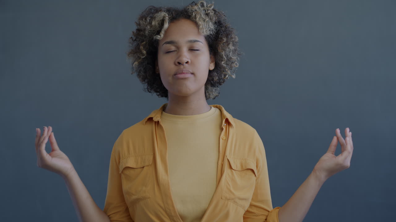 Una mujer meditando.