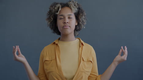 mujer meditando