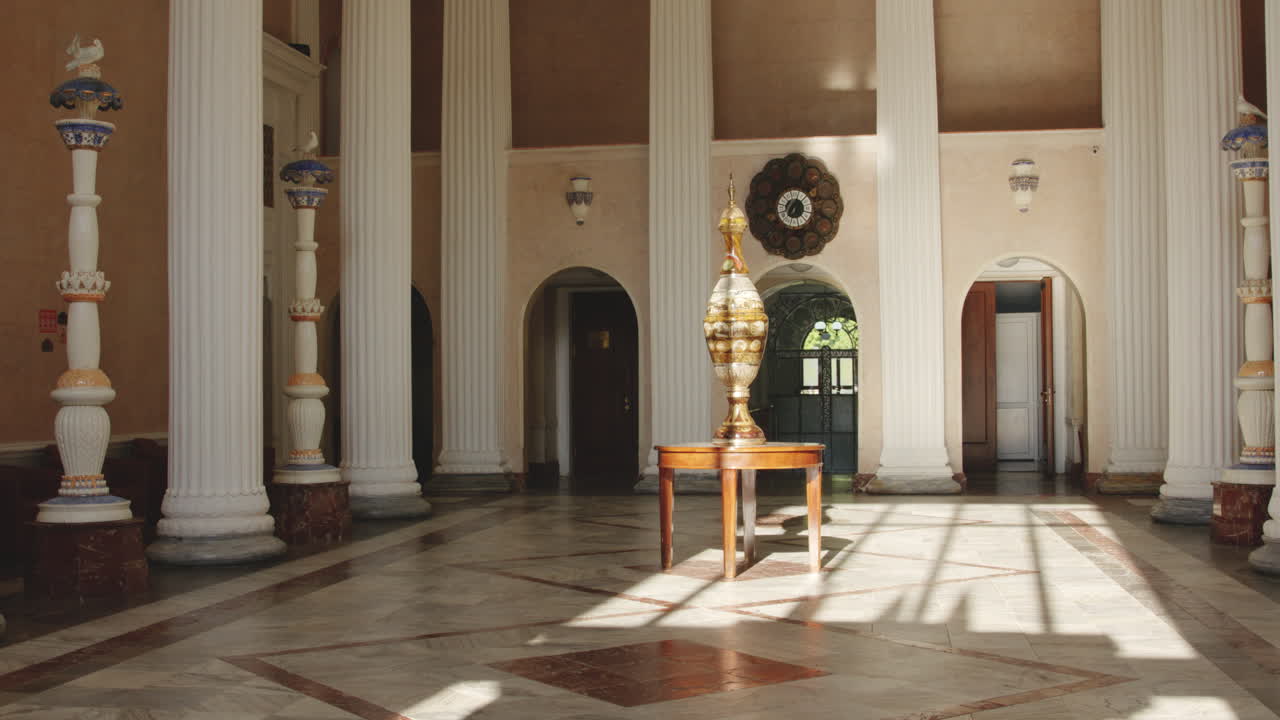 lujoso diseño interior neoclásico de la época soviética en georgia