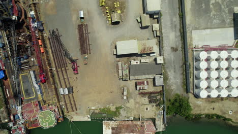 Sobrevolando-Un-Astillero-Con-Un-Petrolero-Descargando-Su-Carga-En-Una-Refinería