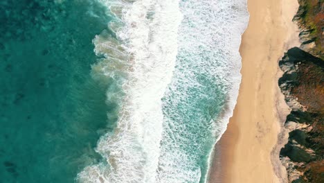 Agua-Y-Olas-En-Cámara-Lenta-En-La-Playa-De-Arena