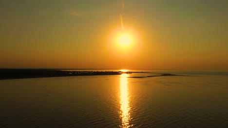 Vista-Aérea-Sobre-El-Delta-Del-Vistula-Al-Mar-Báltico-Al-Atardecer