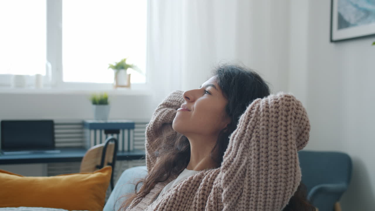 여자는 소파에 편안한