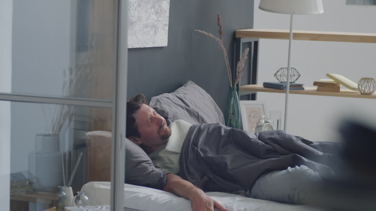 침실에 있는 남자