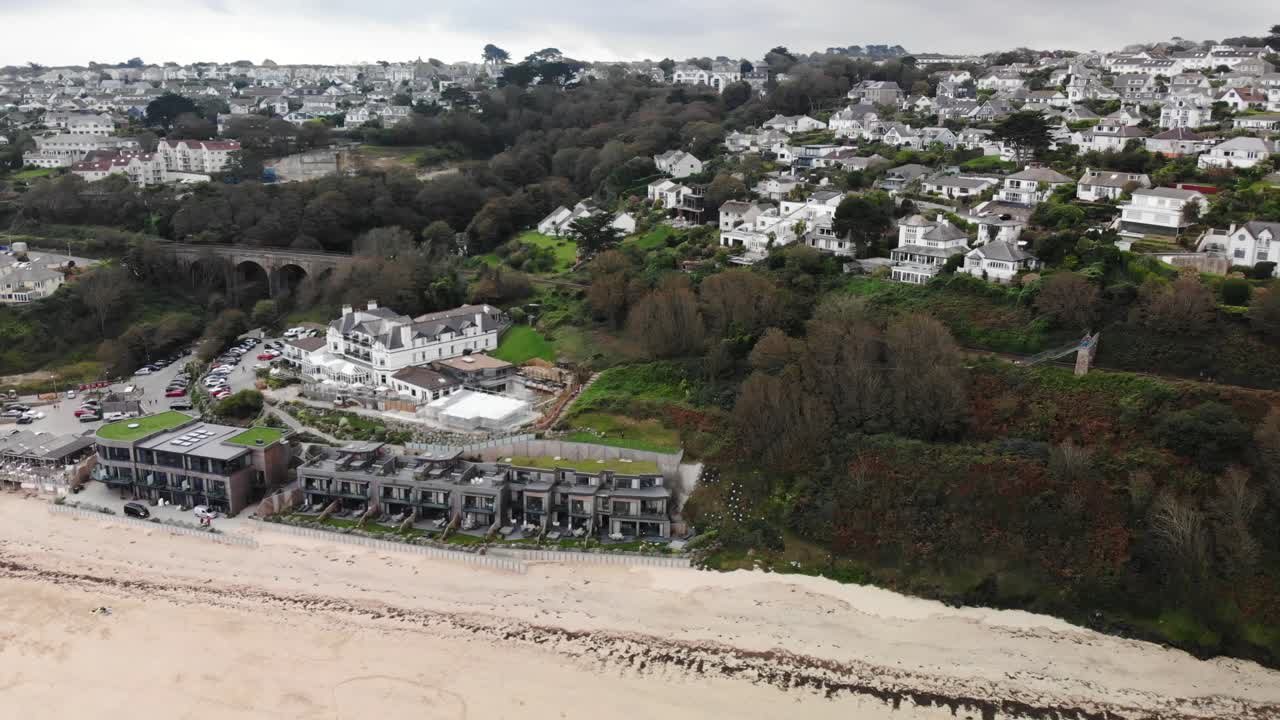 toma aérea hacia atrás de carbis bay y el hotel en cornualles, inglaterra