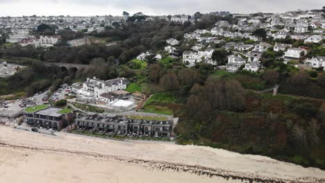 Luftaufnahme-Rückwärts-Von-Carbis-Bay-Und-Hotel-In-Cornwall,-England,-Vereinigtes-Königreich