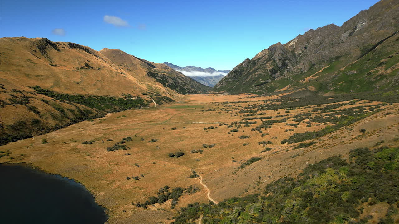 뉴질랜드 스타운 근처의 초원, 산기?? 및 산을 가로질러 모케 호수에서 - 공중 비행