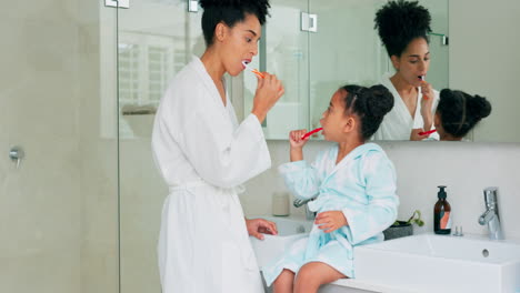 madre e hija cepillándose los dientes