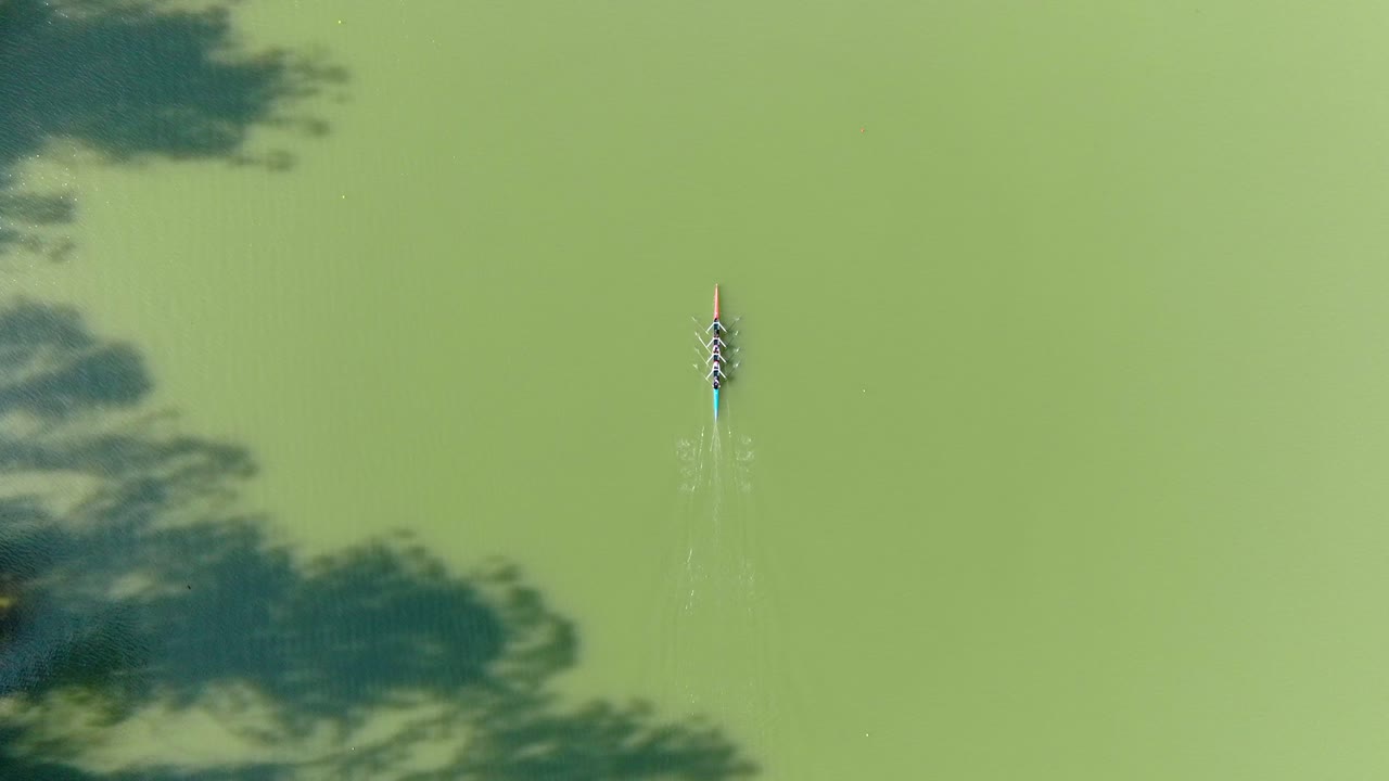 muñeca aérea en la vista superior de un equipo de remo practicando en la laguna de curauma, chile