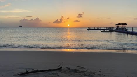 Zeitraffer-Von-Wellen-Und-Sonnenuntergang-Während-Einer-Goldenen-Stunde