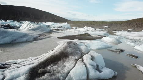 vista aérea de los icebergs en el estanque de agua derretida bajo el glaciar