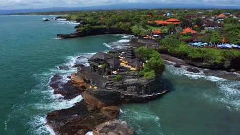 Templo-De-Tanah-Lot-Con-Un-Entorno-Pintoresco-En-Bali,-Indonesia---Toma-Aérea