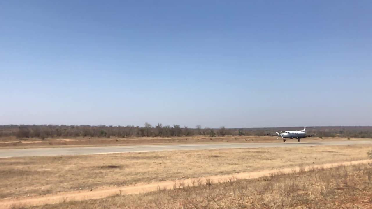 Aerei a elica atterrano in Africa