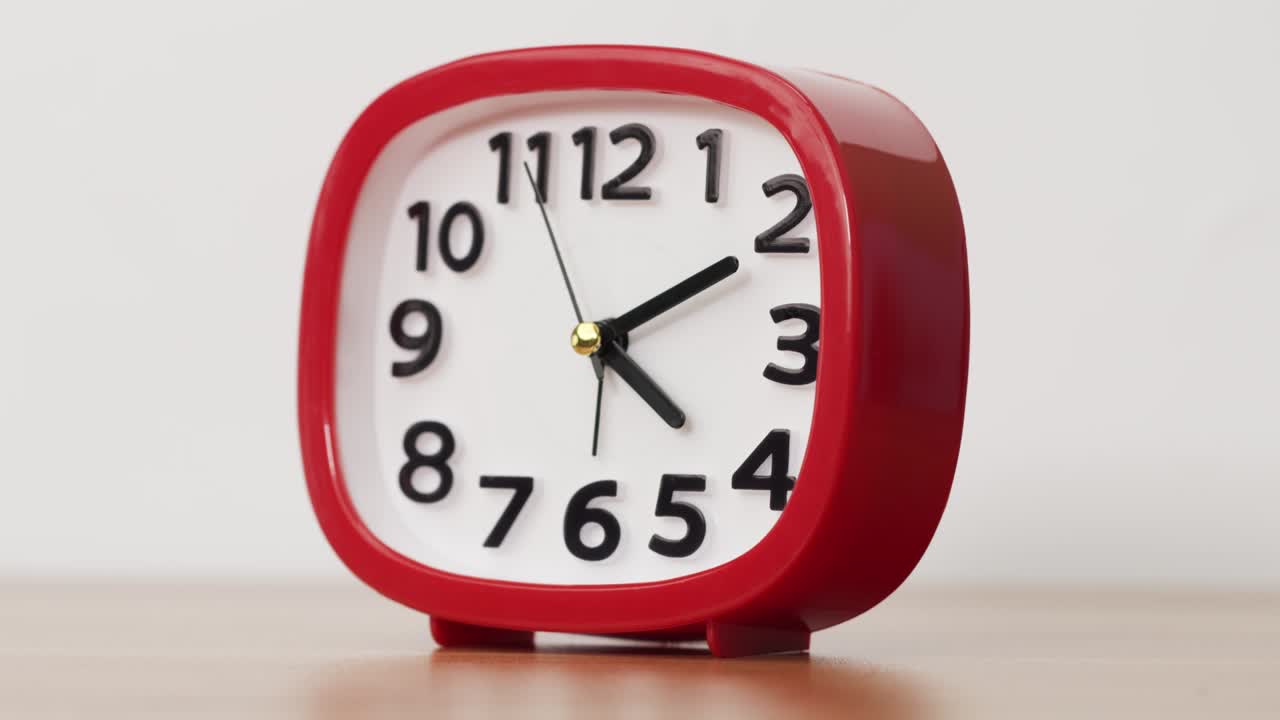 빨간 알람 시계는 고립되어 있습니다. 쇼 시간은 오전 4시 10분입니다.
