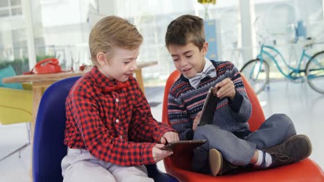 niños como ejecutivos de negocios usando tableta digital 4k