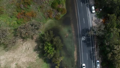 Imágenes-Aéreas-De-La-Policía-Desviando-El-Tráfico-De-Una-Carretera-Inundada-Después-De-Una-Caída-Reciente-En-La-Costa-Dorada-De-Australia