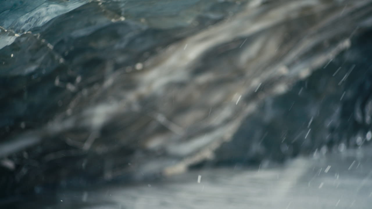 야생 눈은 거대한 황폐한 얼음 동굴을 통해 회전 느린 팬 초점 랙