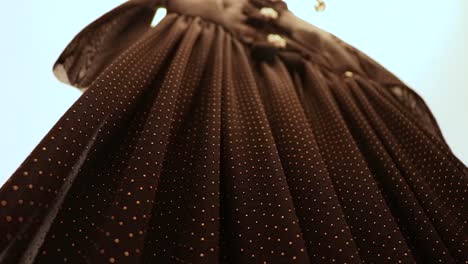 vestido negro con lunares blancos