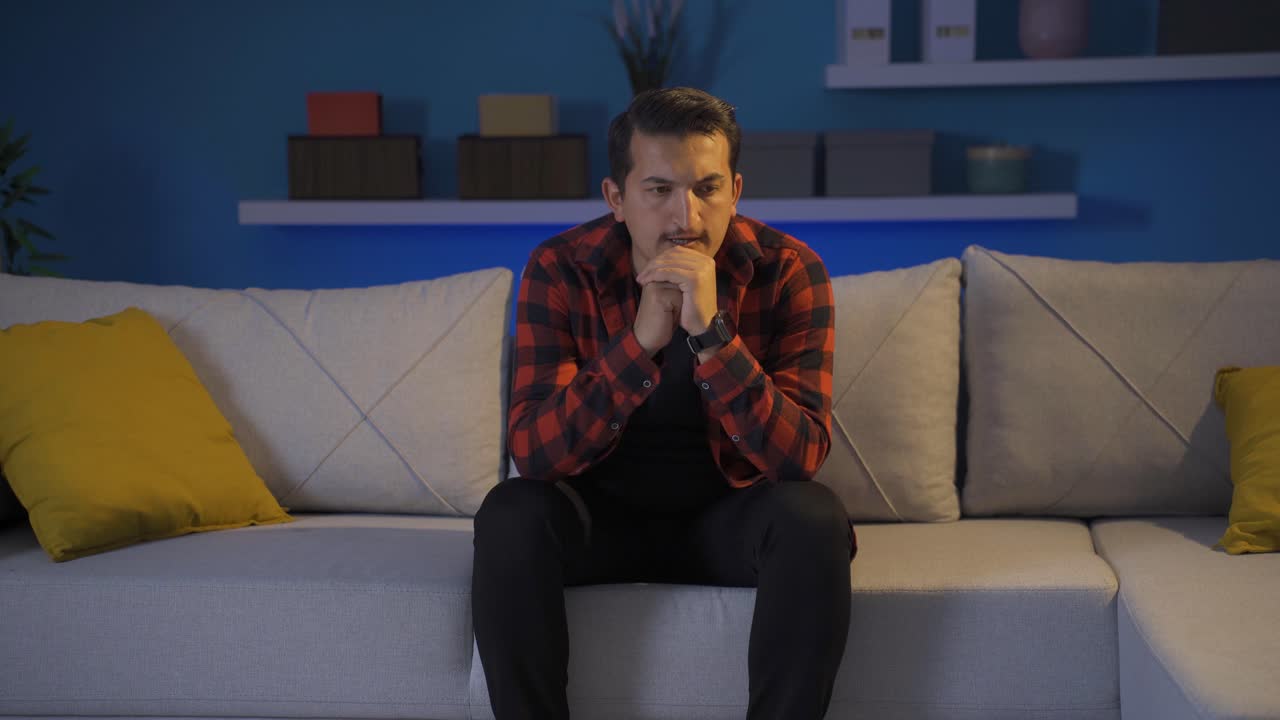 hombre desesperado con las manos sobre la cabeza. deprimido.