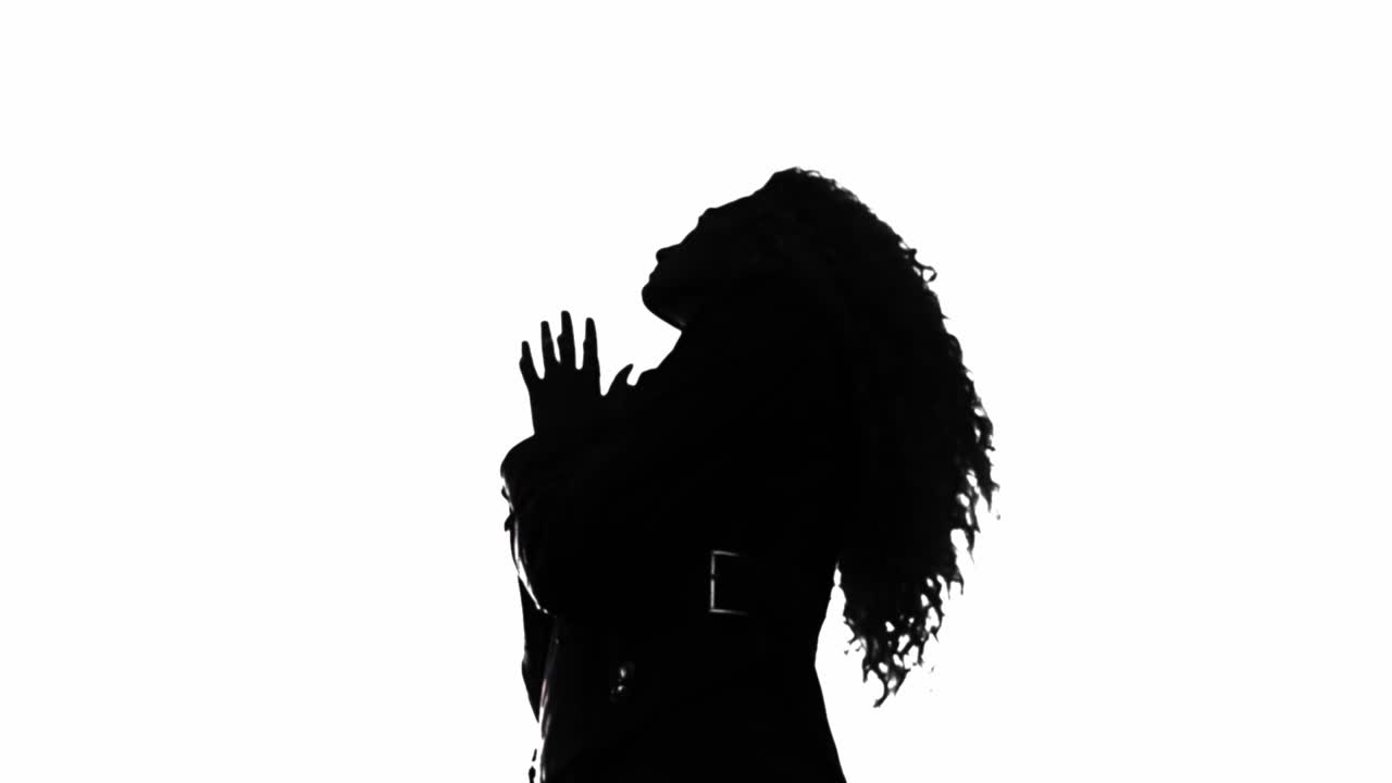 blanco y negro - una mujer mirando hacia arriba, rezando y soñando - tiro de ángulo bajo