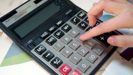 Frau-Benutzt-Taschenrechner.-Betriebswirtschaftliche-Buchhaltung-Und-Geldberechnung