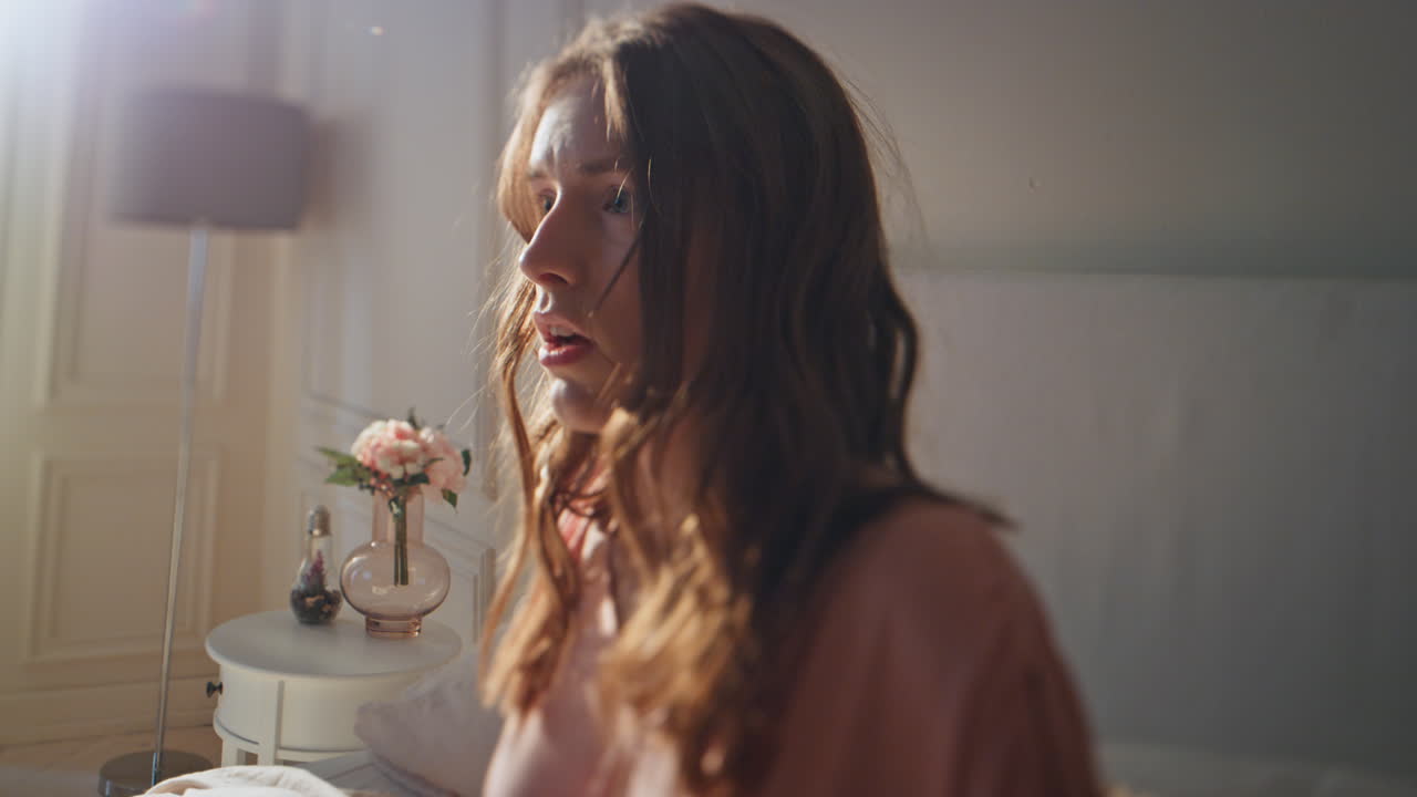 manos sosteniendo el estómago doloroso en primer plano de la mañana. mujer estresada sintiendo calambres