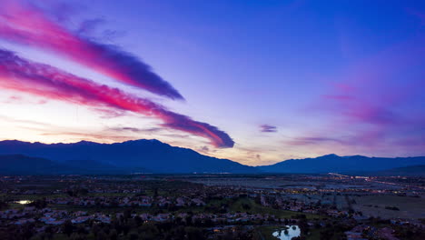 Drohnen-Hyperlapse-Eines-Lebendigen-Sonnenuntergangs-über-Den-Wüsten-Von-Palm-Springs-Und-Dem-Coachella-Tal